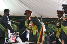 Opory režimu. Šéf armády gratuluje Mugabemu k prezidentství
